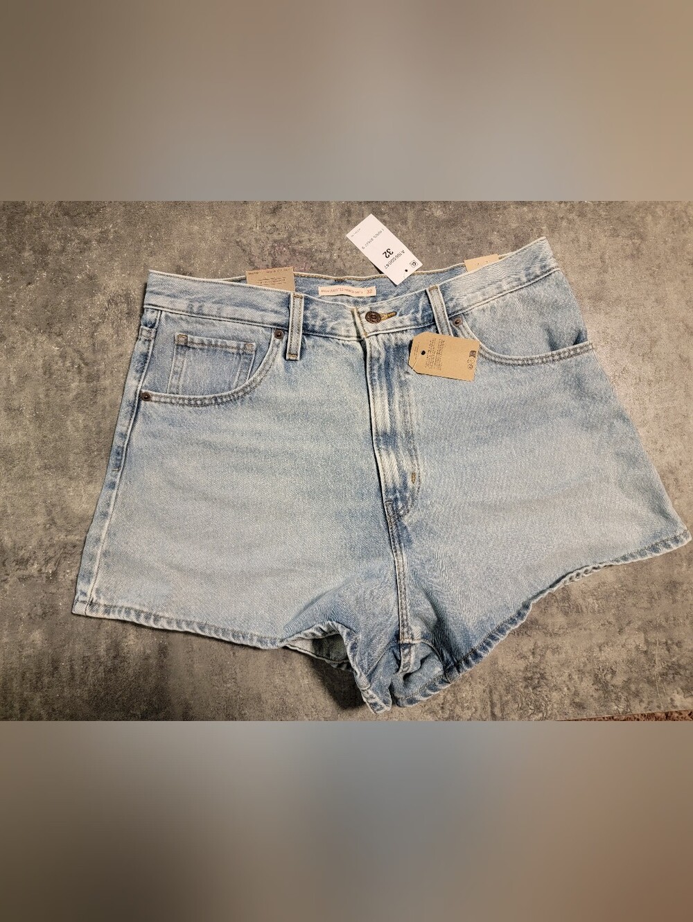 NWT 501 High Waisted Mom Short